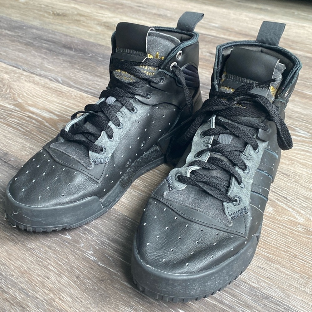 Men’s size 9 Adidas Rivalry High Rm